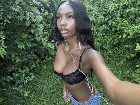 Full leaked Women with long torso private onlyfans photo