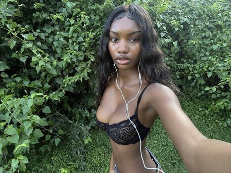 Full leaked Women with long torso private onlyfans photo